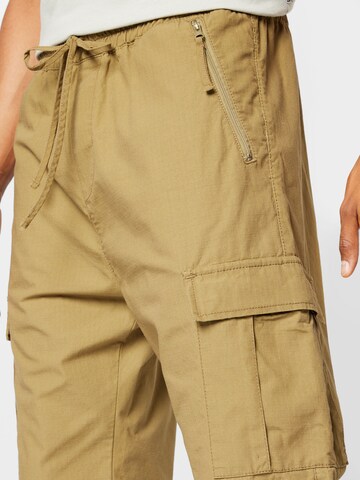 Carhartt WIP tavaline Klapptaskutega püksid, värv pruun
