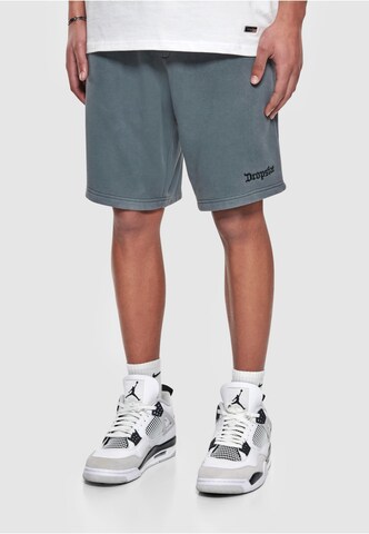 Dropsize Regular Shorts 'Embo' in Grau: Vorderseite