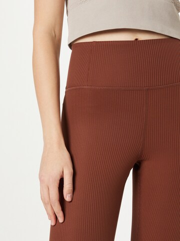 Girlfriend Collective Skinny Sportbyxa i brun