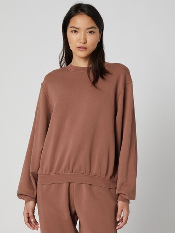 A LOT LESS Sweatshirt 'Haven' i brun: framsida
