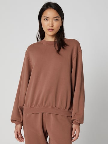 A LOT LESS Sweatshirt 'Haven' in Brown