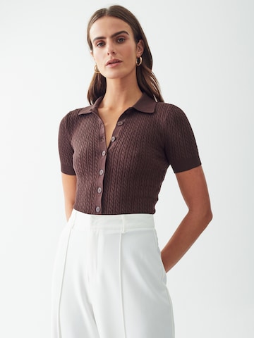 Calli Top 'HARVARD' in Brown: front