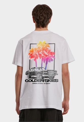 Maglietta 'Golden Skies Endless Vibes' di Mister Tee in bianco: frontale