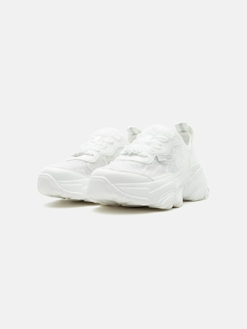 BUFFALO Matalavartiset tennarit 'RANEE BLOOM' värissä valkoinen