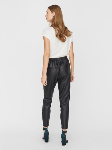 VERO MODA Tapered Bundfaltenhose 'Eva' in Schwarz