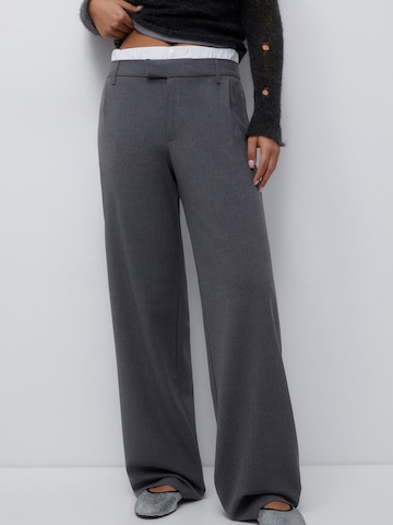 Pull&Bear Wide leg Pleat-Front Pants in Grey: front
