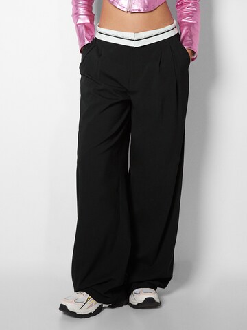 Bershka Regular Trousers in Black: front