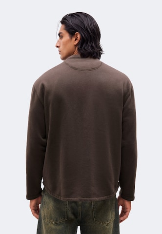 Abercrombie & Fitch Sweatshirt 'ESSENTIAL' i brun: tilbage