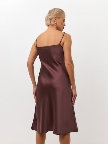 Serena Silueta Mekko 'Below the knee satin slip dress 'Grace'' värissä ruskea