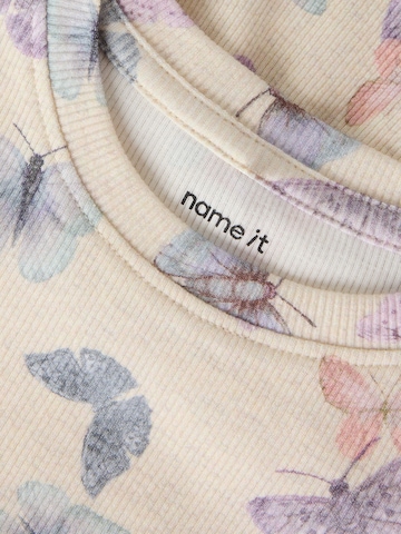 Maglietta di NAME IT in bianco