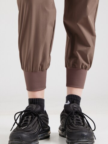 NIKE Tapered Sporthose in Beige