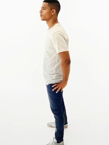 A Question Of (AQO) Bluser & t-shirts 'Anders Tee Garment Dyed' i hvid