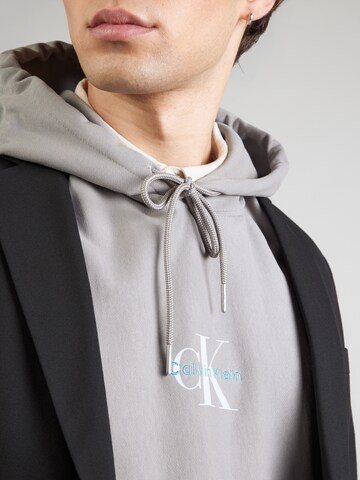 Calvin Klein Jeans Sweatshirt i grå