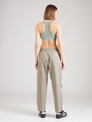 Loosefit Pantalon de sport ADIDAS SPORTSWEAR en vert : derrière