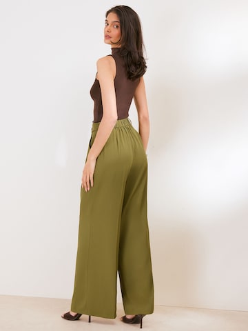 Friends Like These - Pierna ancha Pantalón plisado 'Essentials' en verde