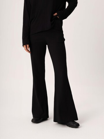 FEMSSY Rozkloszowany krój Spodnie 'SWAY PANTS BLACK' w kolorze czarny: przód