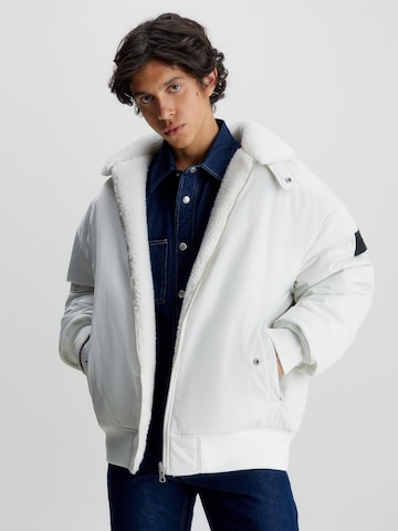 Calvin Klein Jeans Φθινοπωρινό και ανοιξιάτικο μπουφάν σε λευκό: μπροστά