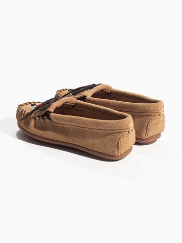 Scarpa bassa 'Thunderbird' di Minnetonka in marrone