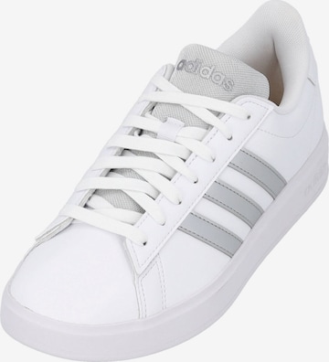 Baskets basses 'Grand Court 2.0' ADIDAS SPORTSWEAR en blanc : devant