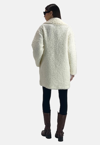 Elara Mantel in Weiß