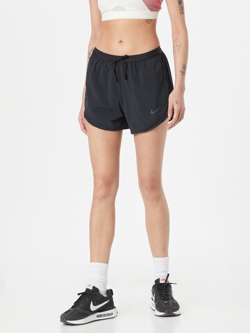 NIKE Regular Sportshorts in Schwarz: predná strana