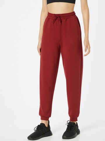 ONLY PLAY Tapered Workout Pants in Red: front