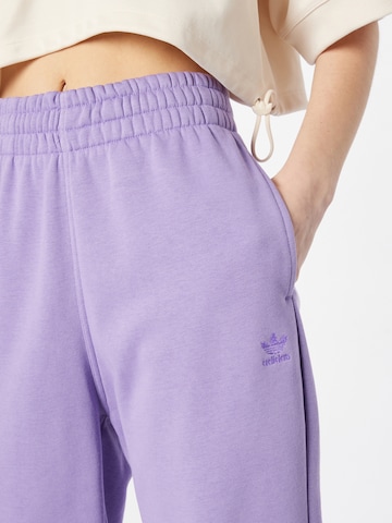ADIDAS ORIGINALS Zwężany krój Spodnie 'Essentials Fleece' w kolorze fioletowy
