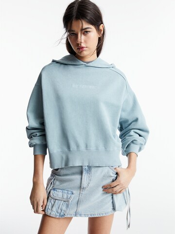 Sweat-shirt Pull&Bear en bleu : devant