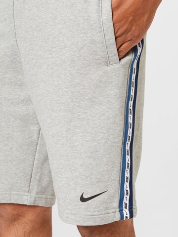 Nike Sportswear Loosefit Shorts in Grau