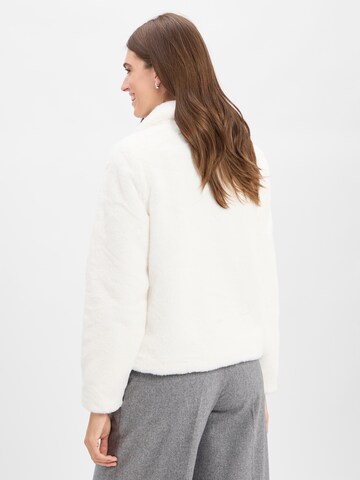 Marie Lund Between-season jacket in White