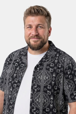 Men Plus Regular fit Button Up Shirt in Black