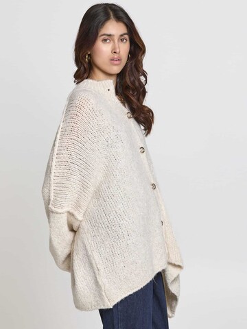 Lilavie Strickjacke ' Lolaa Oversize One Size ' in Beige
