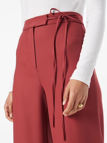 Wide leg Pantaloni con pieghe di Nasty Gal in rosso