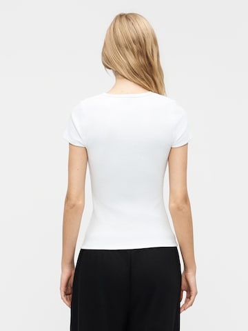 Tricou de la GAP pe alb