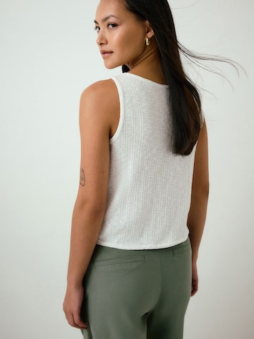 Top de la Next pe alb