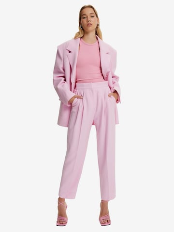 NOCTURNE Tapered Pleat-Front Pants in Pink