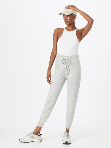 ABOUT YOU - Tapered Pantalón 'Caro' en gris