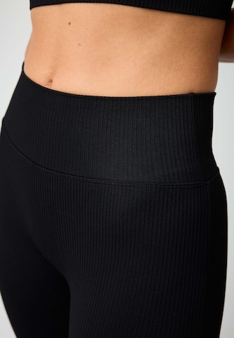 OCEANSAPART Flared Workout Pants 'Maya' in Black