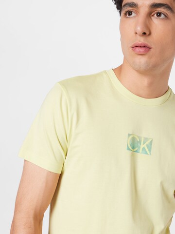 T-Shirt Calvin Klein en jaune