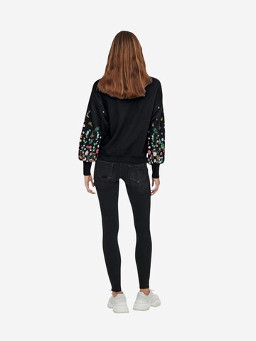 Felpa 'ONLBROOKE L/S O-NECK FLOWER SWT NOOS 15216364' di ONLY in nero