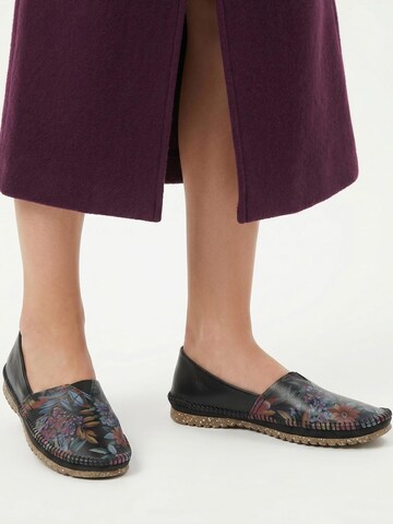 Maciejka Classic Flats in Black: front