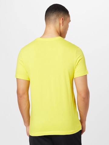 Coupe regular T-Shirt 'Club' Nike Sportswear en jaune
