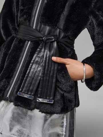 Lipsy Jacke in Schwarz