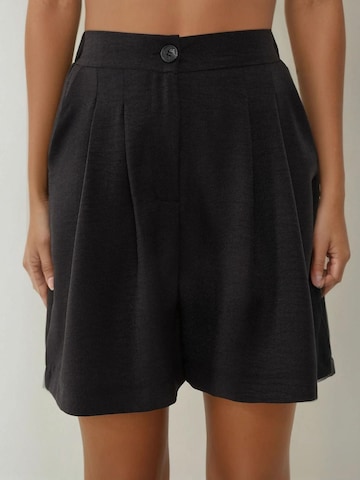 Loosefit Pantaloni con pieghe di Hiccup in nero