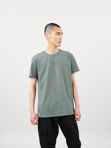 Tricou 'Ronin' de la Cørbo Hiro pe verde: față