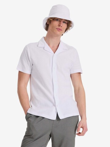 Regular fit Camicia di WESTMARK LONDON in bianco: frontale