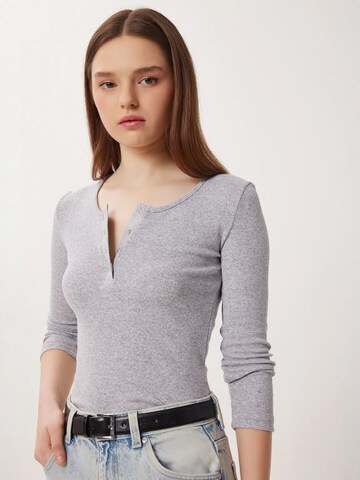 Camicia da donna di Happiness İstanbul in grigio