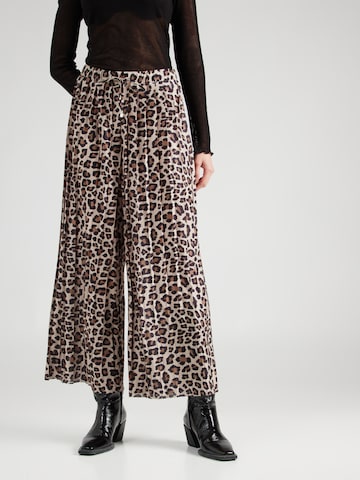 Wide Leg Pantalon à plis 'Viviana' ABOUT YOU en marron : devant