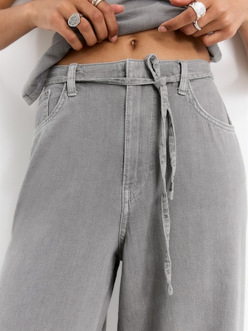 Pull&Bear Široke hlačnice Kavbojke | siva barva