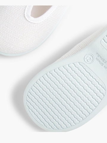 Pisamonas First-Step Shoes in White